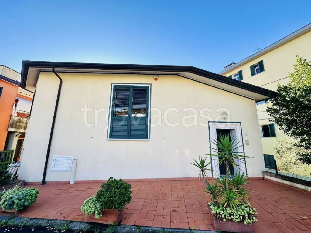 casa indipendente in vendita ad Arcola in zona Romito Magra