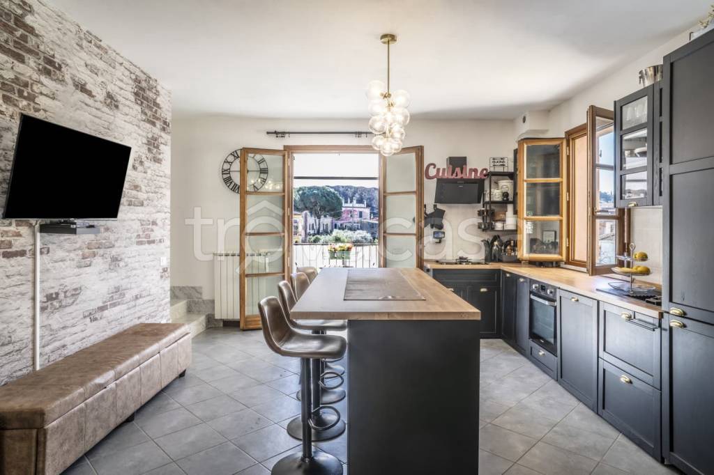 appartamento in vendita ad Arcola in zona Romito Magra