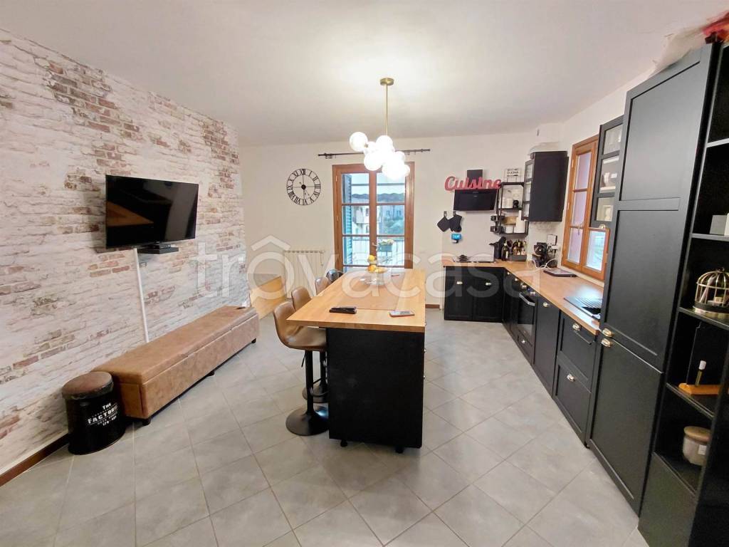 appartamento in vendita ad Arcola in zona Romito Magra