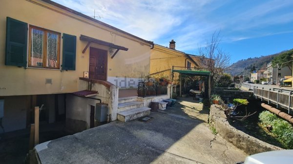 casa indipendente in vendita ad Arcola in zona Romito Magra