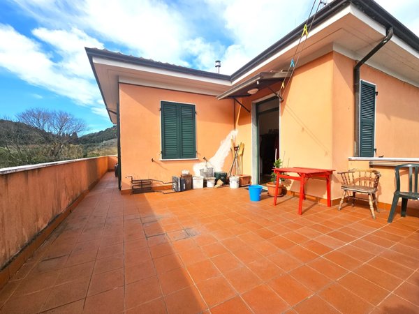 casa indipendente in vendita ad Arcola in zona Romito Magra