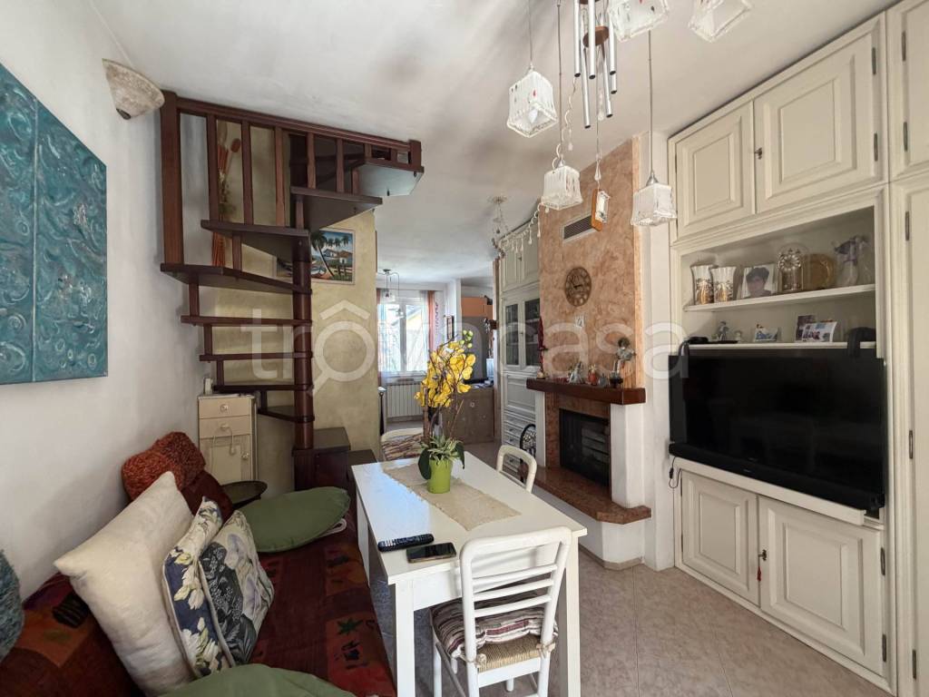 appartamento in vendita ad Arcola in zona Romito Magra