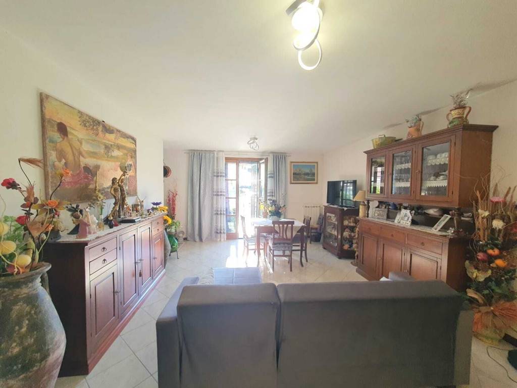 appartamento in vendita ad Arcola in zona Romito Magra