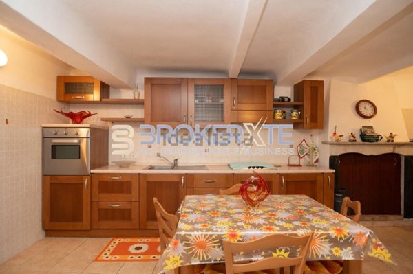 casa indipendente in vendita ad Arcola in zona Ressora