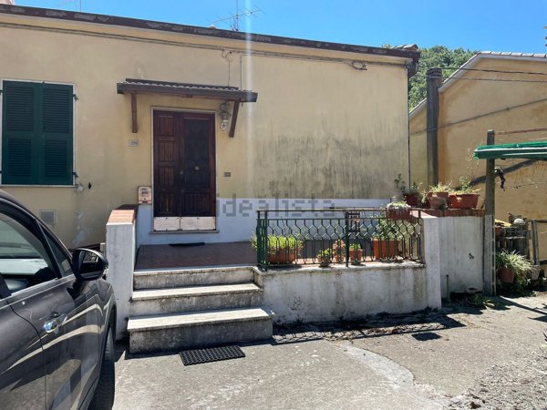 casa indipendente in vendita ad Arcola in zona Romito Magra