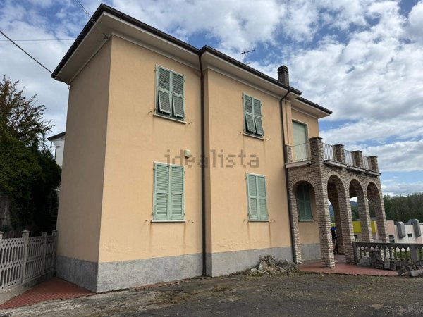 casa indipendente in vendita ad Arcola in zona Romito Magra