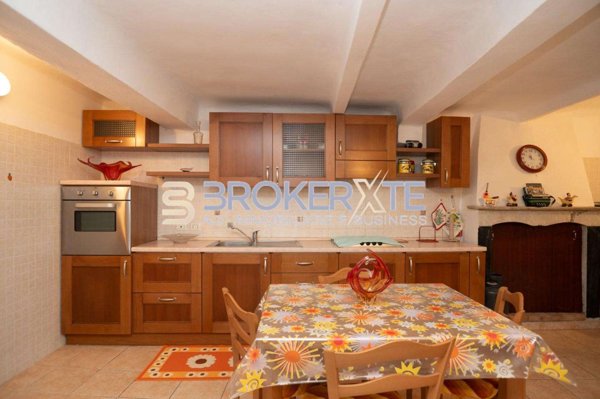 intera palazzina in vendita ad Arcola in zona Ressora