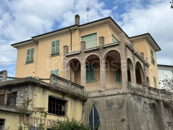 casa indipendente in vendita ad Arcola in zona Romito Magra