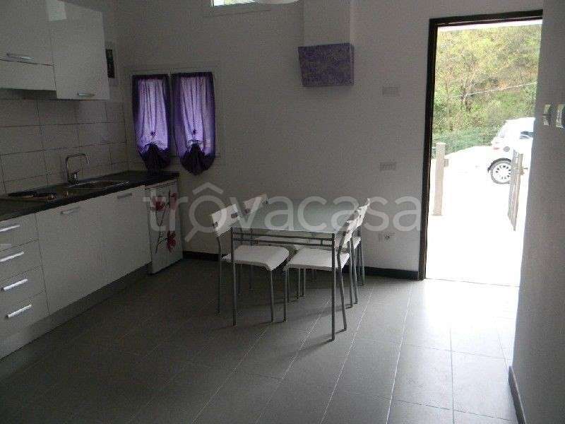 casa indipendente in vendita ad Arcola in zona Romito Magra