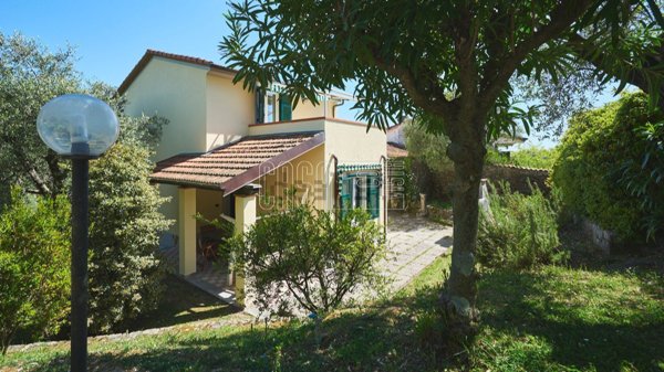 casa indipendente in vendita ad Arcola in zona Cerri