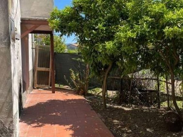 casa indipendente in vendita ad Arcola in zona Romito Magra