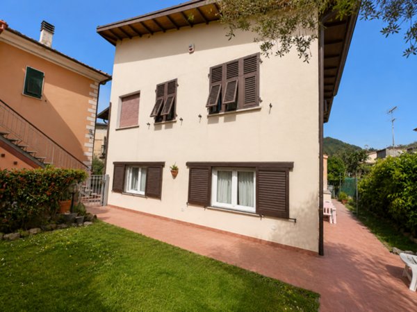 casa indipendente in vendita ad Arcola in zona Romito Magra