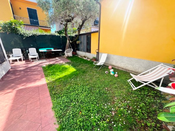 casa indipendente in vendita ad Arcola in zona Romito Magra