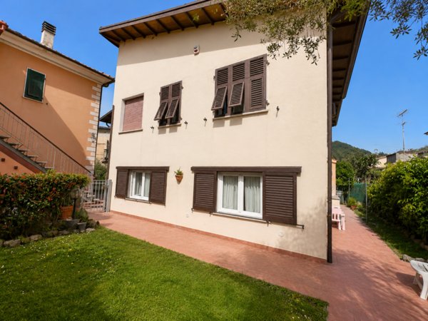 casa indipendente in vendita ad Arcola in zona Romito Magra