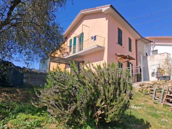 casa indipendente in vendita ad Arcola in zona Baccano