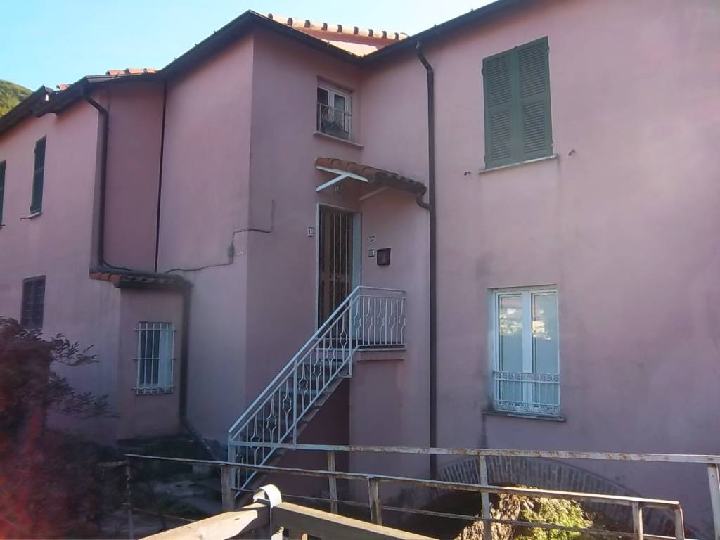casa indipendente in vendita ad Arcola in zona Romito Magra