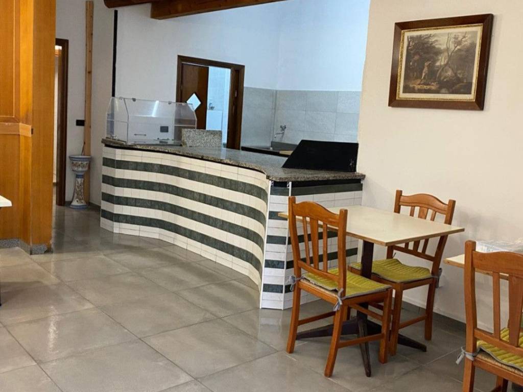 negozio in vendita ad Arcola in zona Romito Magra