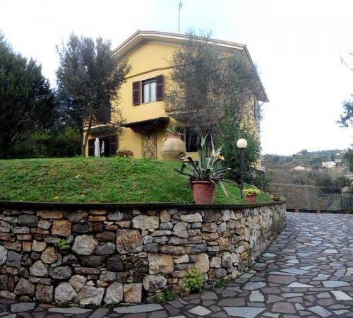 casa indipendente in vendita ad Arcola in zona Ressora