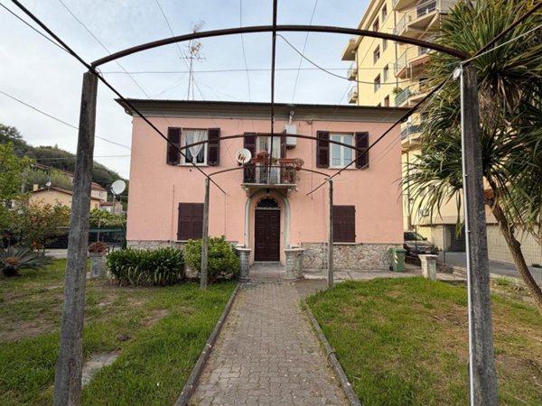 casa indipendente in vendita ad Arcola in zona Romito Magra
