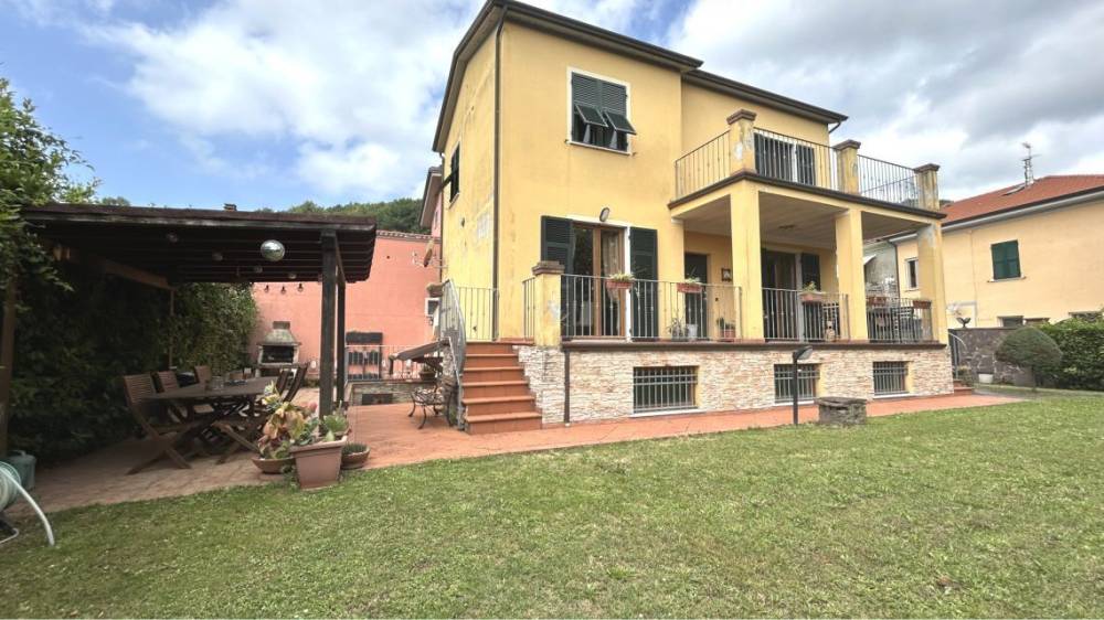casa indipendente in vendita ad Arcola in zona Ressora