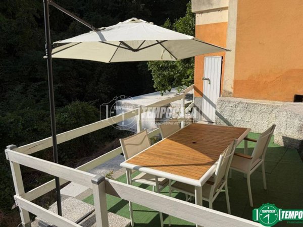 casa indipendente in vendita ad Arcola in zona Ressora
