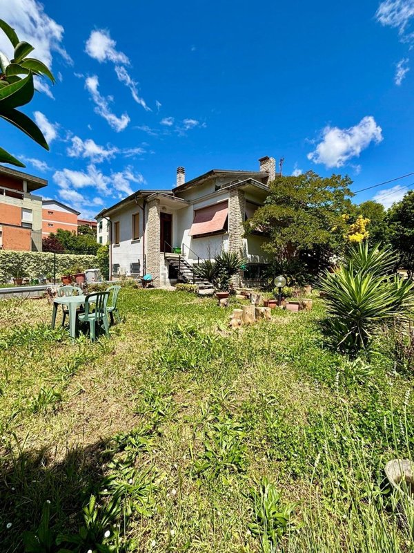casa indipendente in vendita ad Arcola in zona Ressora
