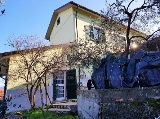 casa indipendente in vendita ad Arcola in zona Ressora