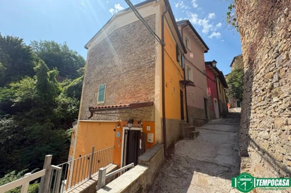 casa indipendente in vendita ad Arcola in zona Ressora