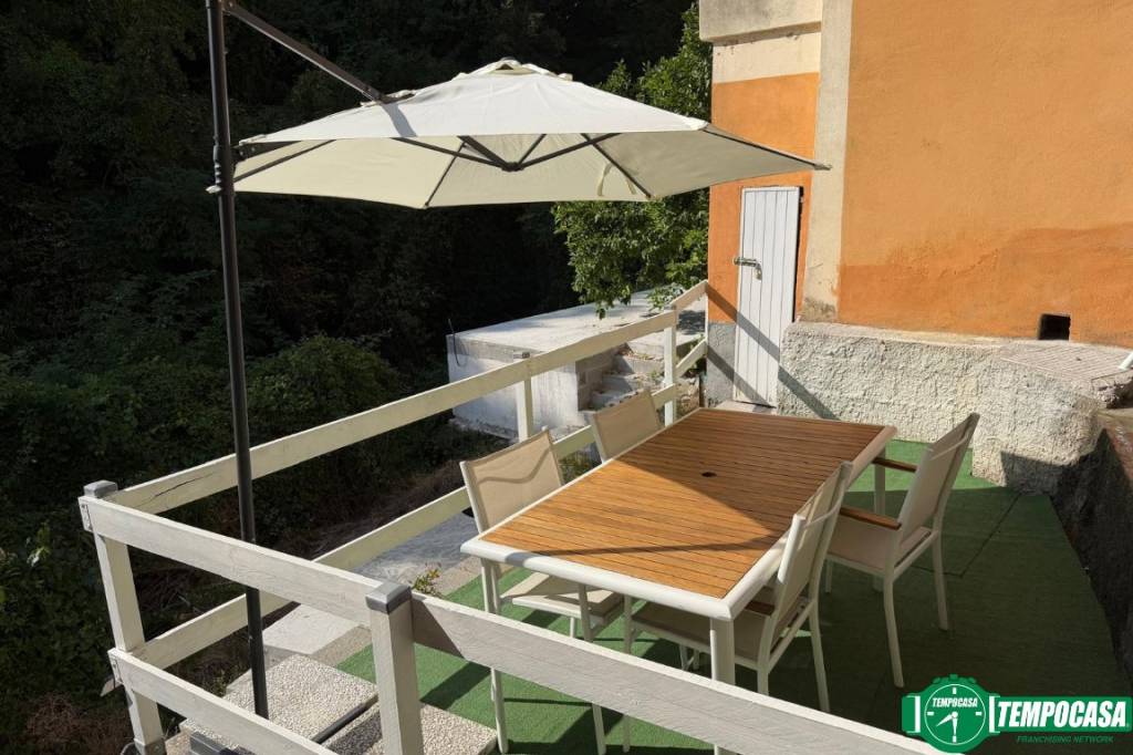 casa indipendente in vendita ad Arcola in zona Ressora