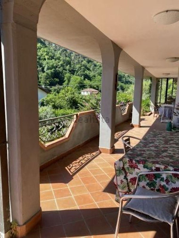 casa indipendente in vendita ad Arcola in zona Ressora