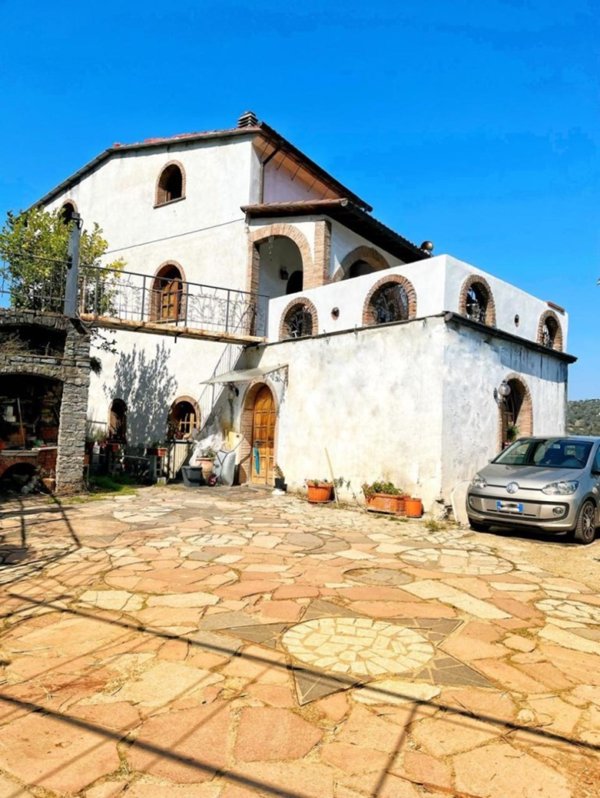 casa indipendente in vendita ad Arcola in zona Baccano