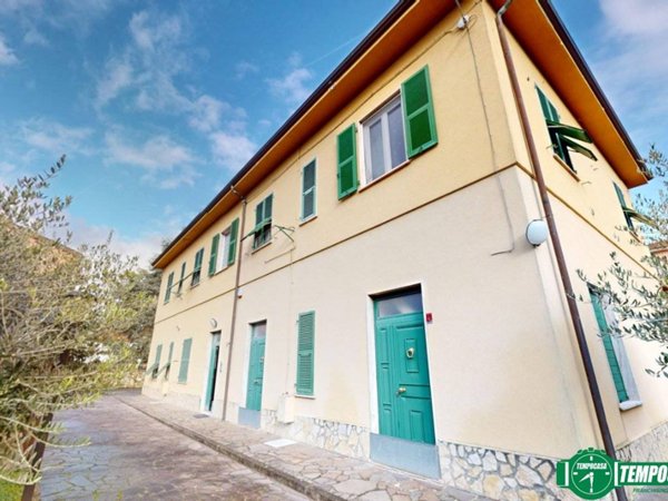 casa indipendente in vendita ad Arcola in zona Ressora
