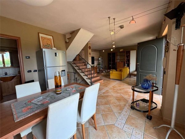 casa indipendente in vendita ad Arcola in zona Ressora