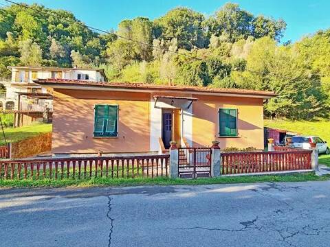 casa indipendente in vendita ad Arcola in zona Ressora