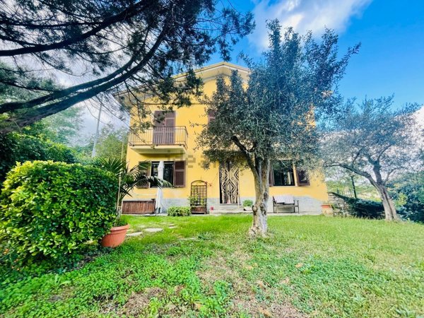 casa indipendente in vendita ad Arcola in zona Baccano