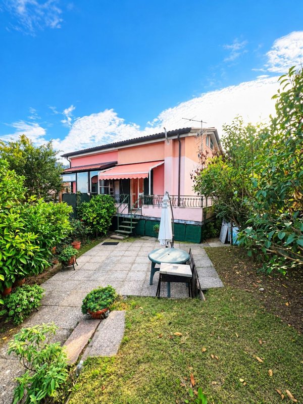 casa indipendente in vendita ad Arcola in zona Ressora