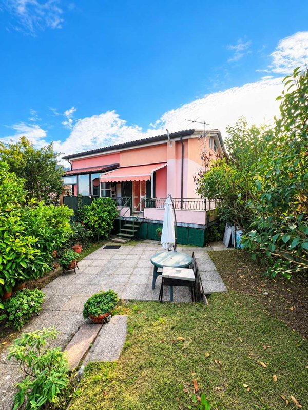 casa indipendente in vendita ad Arcola in zona Ressora
