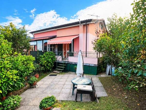 casa indipendente in vendita ad Arcola in zona Ressora
