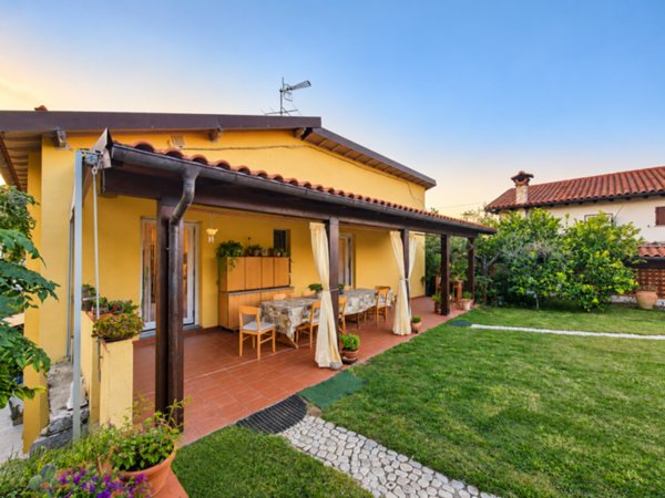 casa indipendente in vendita ad Arcola in zona Baccano