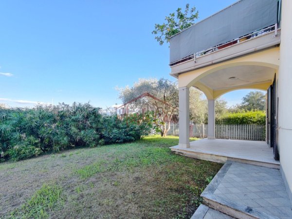 casa indipendente in vendita ad Arcola in zona Ressora