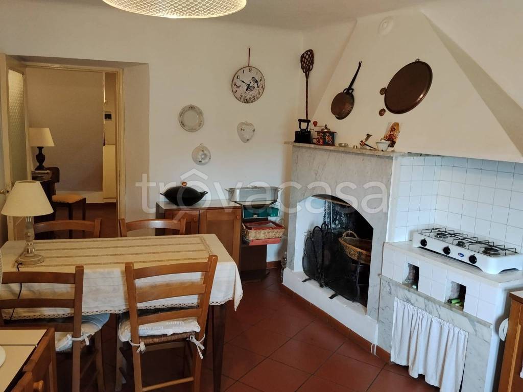 casa indipendente in vendita ad Arcola in zona Ressora