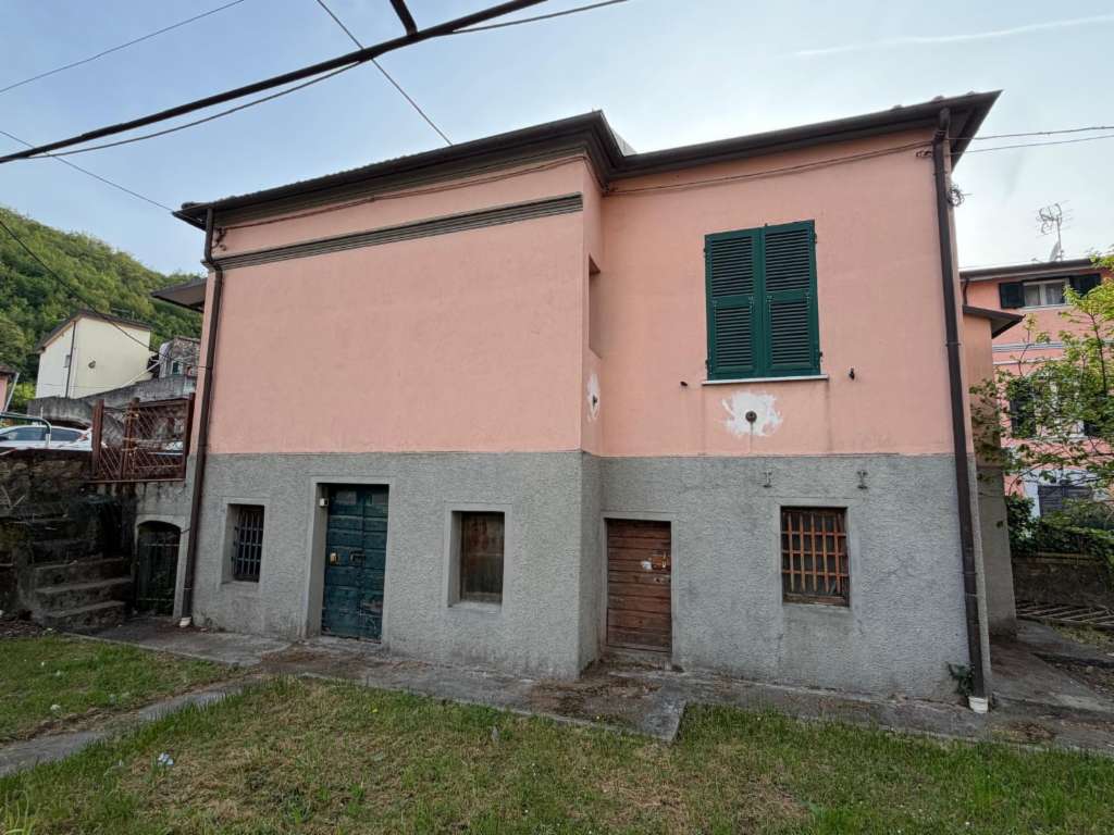 casa indipendente in vendita ad Arcola in zona Romito Magra