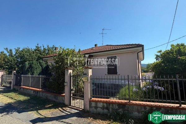 casa indipendente in vendita ad Arcola in zona Ressora