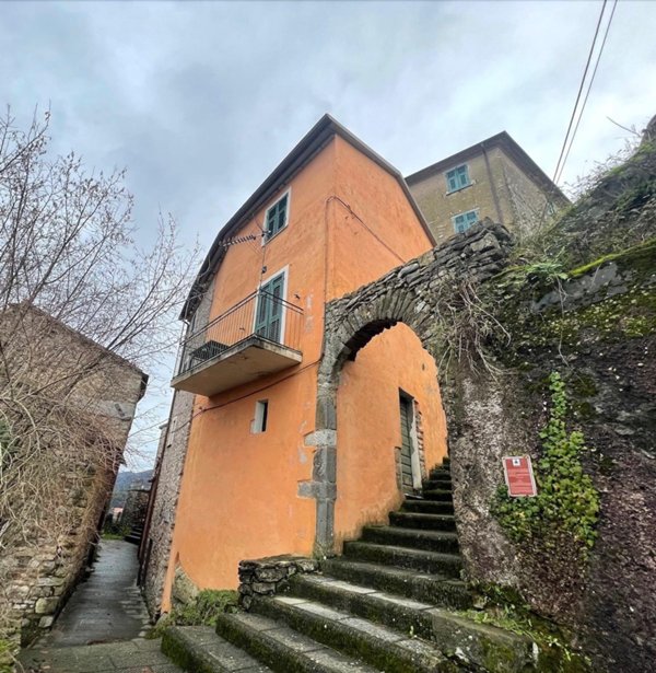 casa indipendente in vendita a Beverino