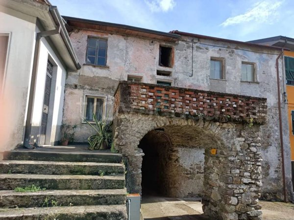 casa indipendente in vendita a Beverino