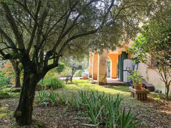 casa indipendente in vendita a Beverino