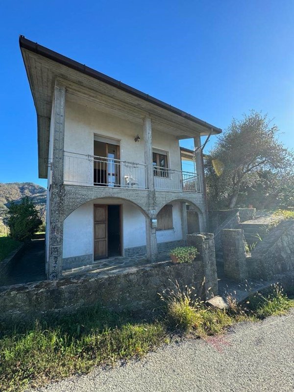 casa indipendente in vendita a Beverino