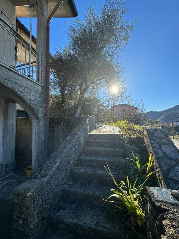 casa indipendente in vendita a Beverino
