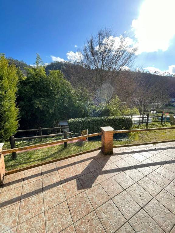 casa indipendente in vendita a Beverino