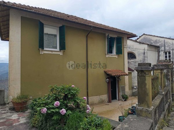 casa indipendente in vendita a Beverino